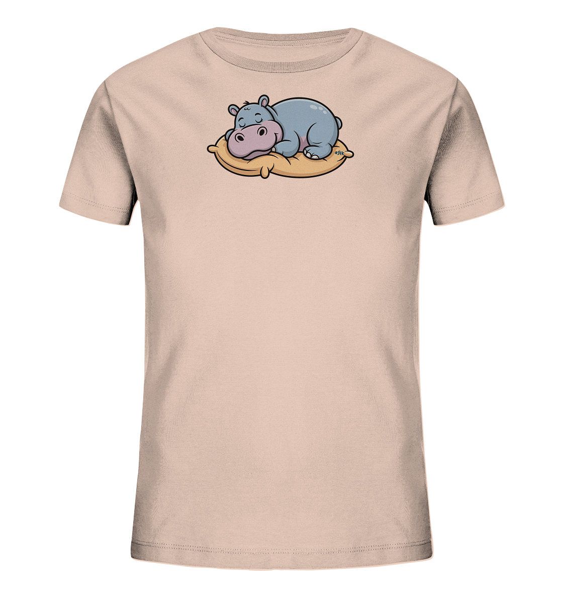 Onlineshop Shirts fuer Kinder - Das Bild zeigt ein hellrosafarbenes Kinder-T-Shirt. Auf der Vorderseite ist eine niedliche Cartoon-Illustration eines schlafenden Nilpferds zu sehen. Das Nilpferd liegt gemuetlich auf einem beigen Kissen. Das Design wirkt ruhig und kindgerecht.