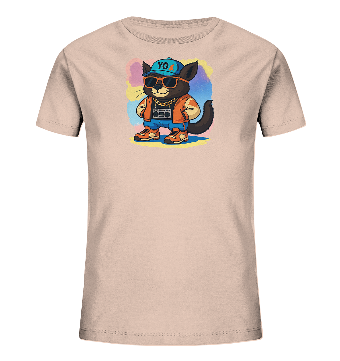 Onlineshop Shirts fuer Kinder - Das Bild zeigt ein beiges Kinder-T-Shirt mit einem laessigen Katzenmotiv auf der Vorderseite. Die dunkelgraue Katze traegt Sonnenbrille, Kappe und eine goldene Kette. Sie ist in Jeans, Jacke und Sneakers gekleidet und steht selbstbewusst vor einem farbenfrohen, abstrakten Hintergrund. Das Design verleiht dem Shirt einen coolen und verspielten Look.