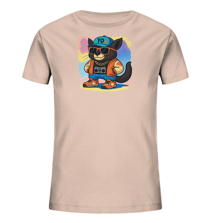 Onlineshop Shirts fuer Kinder - Das Bild zeigt ein beiges Kinder-T-Shirt mit einem laessigen Katzenmotiv auf der Vorderseite. Die dunkelgraue Katze traegt Sonnenbrille, Kappe und eine goldene Kette. Sie ist in Jeans, Jacke und Sneakers gekleidet und steht selbstbewusst vor einem farbenfrohen, abstrakten Hintergrund. Das Design verleiht dem Shirt einen coolen und verspielten Look.