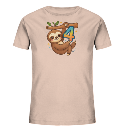 Onlineshop Shirts fuer Kinder - Das Bild zeigt ein hellrosafarbenes Kinder-T-Shirt. Auf der Vorderseite ist eine Illustration eines Faultiers, das an einem Ast haengt. Das Faultier haelt eine bunte Zahl '4' fest, und das Design wird von kleinen Sternen und Punkten ergaenzt. Es ist ein verspieltes Motiv, passend fuer Kinder.