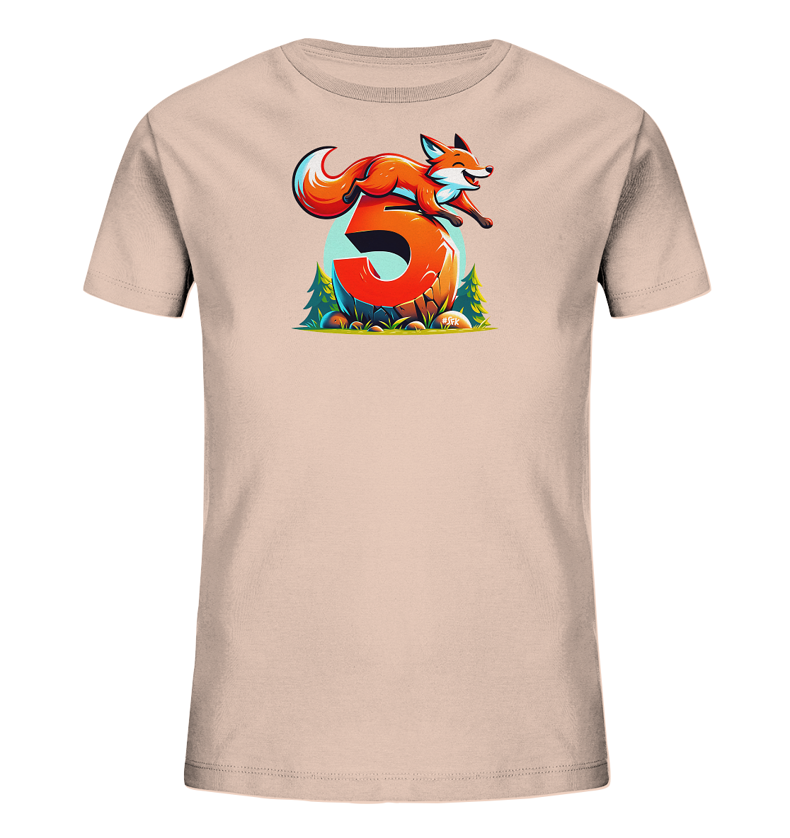 Onlineshop Shirts für Kinder - Das Bild präsentiert ein Kinder-T-Shirt in einem hellen, beigefarbenen Ton. Auf der Vorderseite des Shirts ist eine farbenfrohe Illustration eines Fuchses abgebildet, der gerade über eine große, strukturierte Zahl '5' springt. Das Motiv ist in einem verspielten, cartoonartigen Stil gehalten und wird von einer angedeuteten Naturkulisse mit Bäumen, Felsen und Pflanzen umrahmt. Dieses Design wirkt dynamisch und fröhlich und eignet sich ideal für Kinder.