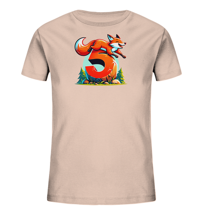 Onlineshop Shirts für Kinder - Das Bild präsentiert ein Kinder-T-Shirt in einem hellen, beigefarbenen Ton. Auf der Vorderseite des Shirts ist eine farbenfrohe Illustration eines Fuchses abgebildet, der gerade über eine große, strukturierte Zahl '5' springt. Das Motiv ist in einem verspielten, cartoonartigen Stil gehalten und wird von einer angedeuteten Naturkulisse mit Bäumen, Felsen und Pflanzen umrahmt. Dieses Design wirkt dynamisch und fröhlich und eignet sich ideal für Kinder.
