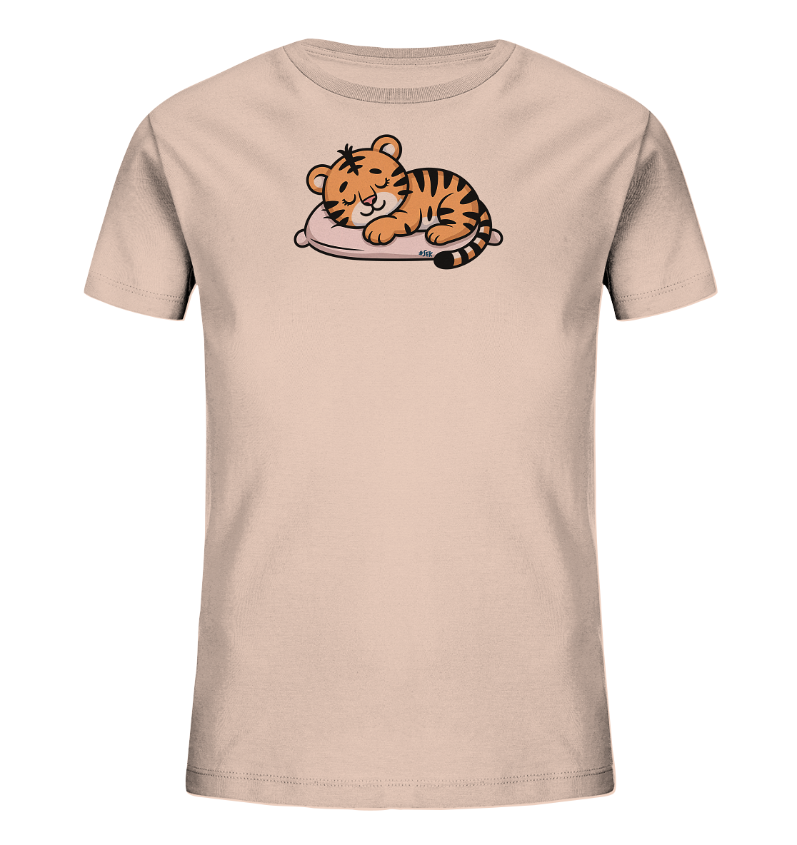 Onlineshop Shirts fuer Kinder - Das Bild zeigt ein hellrosafarbenes Kinder-T-Shirt. Auf der Vorderseite ist eine suesse, schlafende Tigerkatze abgebildet, die es sich auf einem rosafarbenen Kissen gemuetlich gemacht hat. Die Tigerkatze hat orangefarbenes Fell mit schwarzen Streifen und einen friedlichen Gesichtsausdruck. Das Motiv wirkt niedlich und beruhigend, ideal fuer ein Kinderoutfit.