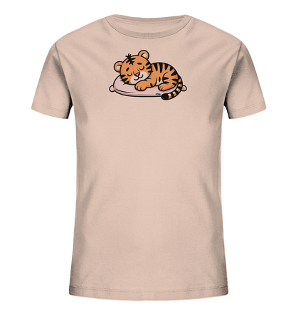 Onlineshop Shirts fuer Kinder - Das Bild zeigt ein hellrosafarbenes Kinder-T-Shirt. Auf der Vorderseite ist eine suesse, schlafende Tigerkatze abgebildet, die es sich auf einem rosafarbenen Kissen gemuetlich gemacht hat. Die Tigerkatze hat orangefarbenes Fell mit schwarzen Streifen und einen friedlichen Gesichtsausdruck. Das Motiv wirkt niedlich und beruhigend, ideal fuer ein Kinderoutfit.