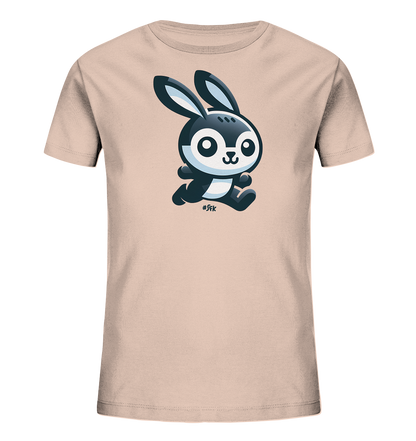 Onlineshop Shirts fuer Kinder - Das Bild zeigt ein Kinder-T-Shirt in einem hellen Beigeton. Darauf ist eine niedliche, cartoonhafte Darstellung eines rennenden Kaninchens zu sehen. Das Kaninchen ist schwarz-weiss gezeichnet, hat grosse Augen und wirkt sehr froehlich. Dieses Design verleiht dem Shirt einen verspielten und ansprechenden Look.