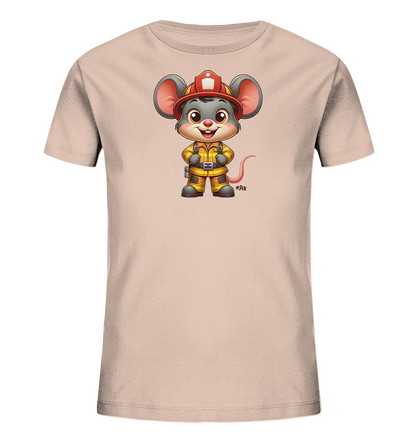 Onlineshop Shirts fuer Kinder - Das Bild zeigt ein hellrosafarbenes T-Shirt mit einem niedlichen Motiv einer Maus. Die Maus ist als Feuerwehrmann gekleidet, traegt einen roten Helm und einen gelben Anzug mit orangefarbenen Streifen. Sie hat ein freundliches Gesicht und steht in aufrechter Position auf dem Shirt. Das Design ist detailreich und ansprechend fuer Kinder.