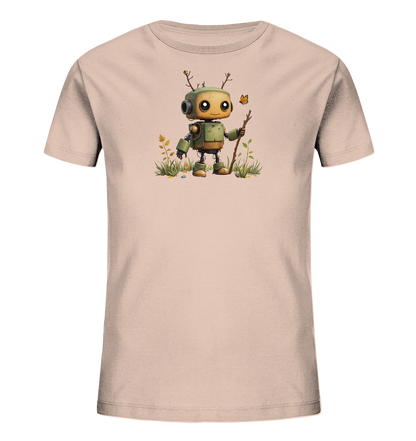 Onlineshop Shirts für Kinder - Das Bild zeigt ein Kinder-T-Shirt in einem zarten Rosa- oder Beigeton. Auf der Vorderseite ist eine detaillierte Illustration eines kleinen, freundlich aussehenden Roboters zu sehen. Der grüne Roboter besitzt Antennen aus kleinen Ästen mit Blättern und hält einen Stock in der Hand. Er steht in einer natürlichen Umgebung mit Gräsern, einigen Steinen und Herbstblättern, und ein kleiner gelber Schmetterling fliegt in seiner Nähe.