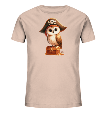 Onlineshop Shirts fuer Kinder - Das Bild zeigt ein hellrosa T-Shirt fuer Kinder mit einer detaillierten Illustration auf der Vorderseite. Die Illustration zeigt eine niedliche Cartoon-Eule, die einen Piratenhut traegt. Die Eule sitzt auf einer Holz-Schatzkiste, um die einige Goldmuenzen verstreut sind. Dieses Design verleiht dem Shirt einen lustigen und abenteuerlichen Look.