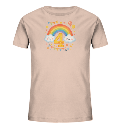 Onlineshop Shirts fuer Kinder - Das Bild zeigt ein hellrosa Kinder-T-Shirt mit einem farbenfrohen Druck auf der Vorderseite. Das Design umfasst einen Regenbogen ueber der grossen Zahl "4" in der Mitte. Flankiert wird die Zahl von zwei laechelnden Wolken. Um das zentrale Motiv herum sind verspielte Elemente wie Sterne, Ballons und eine Wimpelkette angeordnet.