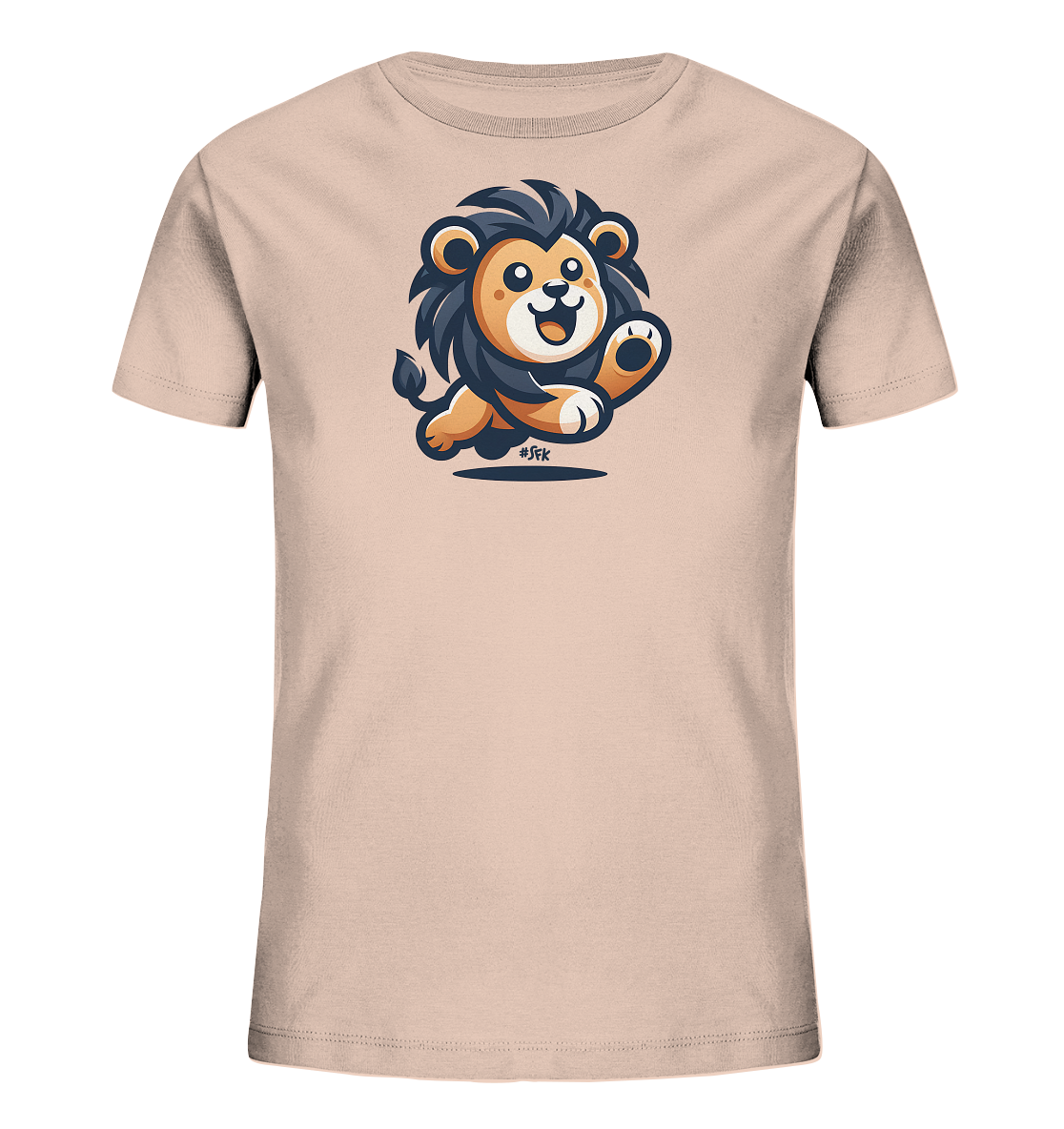 Onlineshop Shirts fuer Kinder - Das Bild zeigt ein hellrosafarbenes Kinder-T-Shirt mit einer niedlichen Illustration eines springenden Loewenbabys auf der Vorderseite. Der Cartoon-Loewe hat grosse Augen, eine dunkle Maehne und grinst froehlich, waehrend er eine Pfote in die Luft streckt. Das Design ist farbenfroh und hat einen verspielten Charakter, der ansprechend fuer Kinder ist.