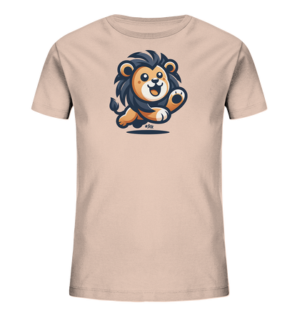 Onlineshop Shirts fuer Kinder - Das Bild zeigt ein hellrosafarbenes Kinder-T-Shirt mit einer niedlichen Illustration eines springenden Loewenbabys auf der Vorderseite. Der Cartoon-Loewe hat grosse Augen, eine dunkle Maehne und grinst froehlich, waehrend er eine Pfote in die Luft streckt. Das Design ist farbenfroh und hat einen verspielten Charakter, der ansprechend fuer Kinder ist.