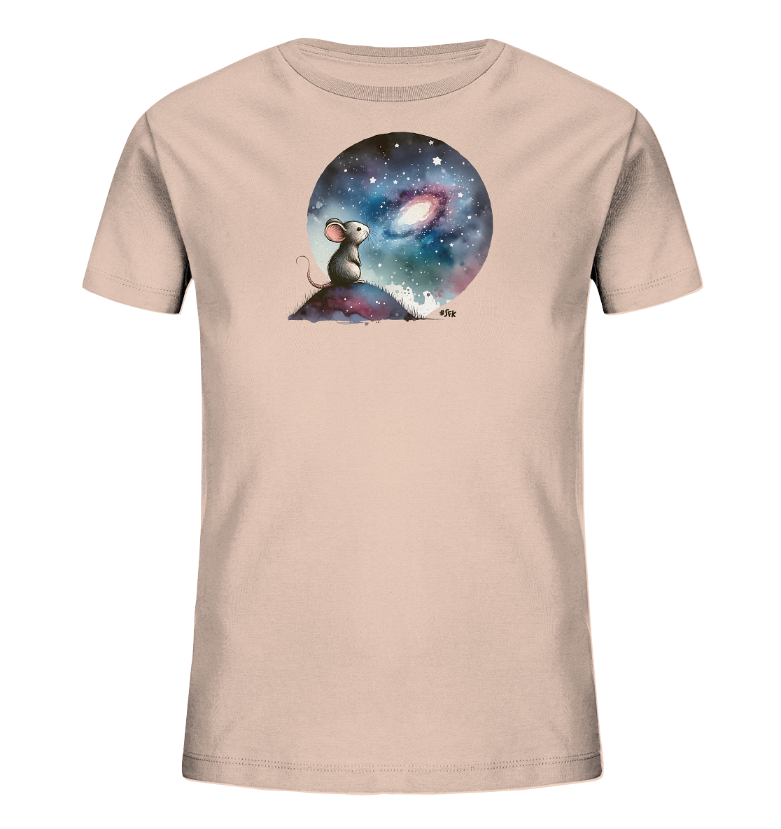 Onlineshop Shirts für Kinder - Das Bild zeigt ein hellrosa T-Shirt mit einem Druck, der eine Maus darstellt, die auf einem Hügel sitzend in einen farbenfrohen Sternenhimmel mit einer Galaxie blickt. Die Szene ist in einem Kreis gerahmt und in einem illustrativen, fast aquarellartigen Stil gehalten. Der Hintergrund des Drucks zeigt Sterne und kosmische Nebel in Blau-, Violett- und Rosatönen. Dieses Motiv verleiht dem Shirt eine verträumte und nachdenkliche Ausstrahlung.