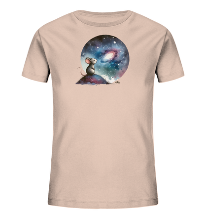 Onlineshop Shirts für Kinder - Das Bild zeigt ein hellrosa T-Shirt mit einem Druck, der eine Maus darstellt, die auf einem Hügel sitzend in einen farbenfrohen Sternenhimmel mit einer Galaxie blickt. Die Szene ist in einem Kreis gerahmt und in einem illustrativen, fast aquarellartigen Stil gehalten. Der Hintergrund des Drucks zeigt Sterne und kosmische Nebel in Blau-, Violett- und Rosatönen. Dieses Motiv verleiht dem Shirt eine verträumte und nachdenkliche Ausstrahlung.