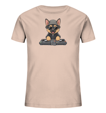 Onlineshop Shirts fuer Kinder - Das Bild zeigt ein hellbeiges Kinder-T-Shirt mit einem niedlichen Aufdruck eines Hundes. Der Hund traegt einen Hut und eine Sonnenbrille und steht vor einem DJ-Mischpult mit zwei Plattenspielern. Er wirkt froehlich und cool, als ob er Musik auflegt. Das Design ist verspielt und modern.