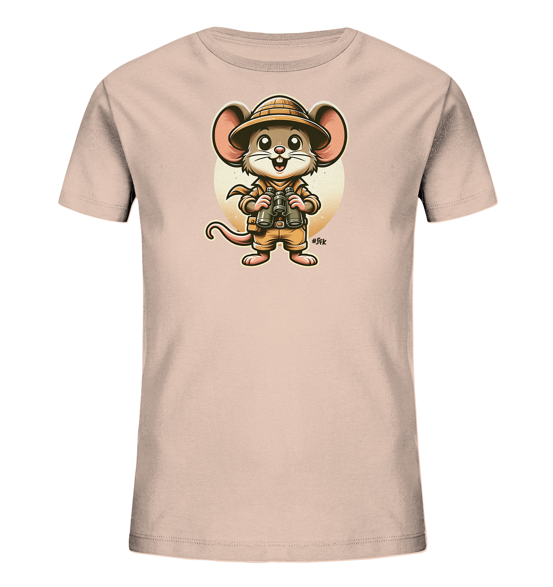 Onlineshop Shirts fuer Kinder - Das Bild zeigt ein hellrosafarbenes T-Shirt fuer Kinder mit einem aufgedruckten Motiv einer niedlichen Cartoon-Maus. Die Maus traegt einen Safari-Hut und passende Kleidung und haelt ein Fernglas in den Pfoten. Hinter der Maus ist eine stilisierte, gelbliche Sonne oder ein Lichtkreis zu sehen. Dieses Design verleiht dem Shirt einen verspielten und abenteuerlichen Look.