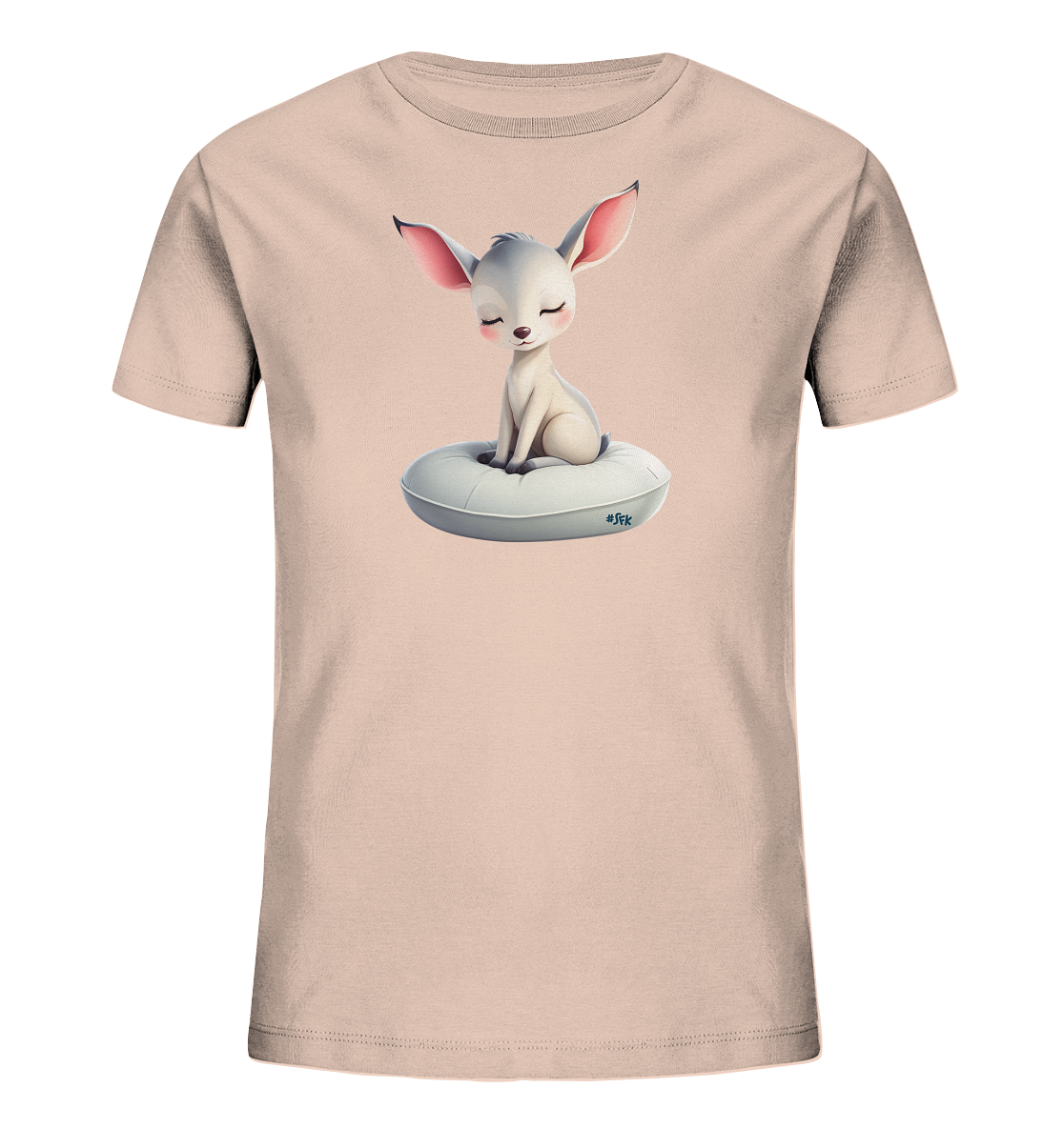 Onlineshop Shirts fuer Kinder - Das Bild zeigt ein hellrosa Kinder-T-Shirt mit einem niedlichen Motiv. Darauf ist ein kleines, weisses Fantasiewesen mit grossen Ohren zu sehen, das friedlich auf einem hellgrauen Kissen sitzt. Die geschlossenen Augen und rosigen Wangen des Wesens verleihen dem Design einen sanften Ausdruck. Die Gestaltung ist zentriert und ansprechend fuer Kinder.