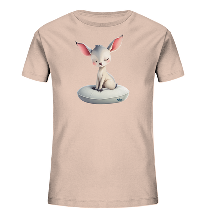 Onlineshop Shirts fuer Kinder - Das Bild zeigt ein hellrosa Kinder-T-Shirt mit einem niedlichen Motiv. Darauf ist ein kleines, weisses Fantasiewesen mit grossen Ohren zu sehen, das friedlich auf einem hellgrauen Kissen sitzt. Die geschlossenen Augen und rosigen Wangen des Wesens verleihen dem Design einen sanften Ausdruck. Die Gestaltung ist zentriert und ansprechend fuer Kinder.