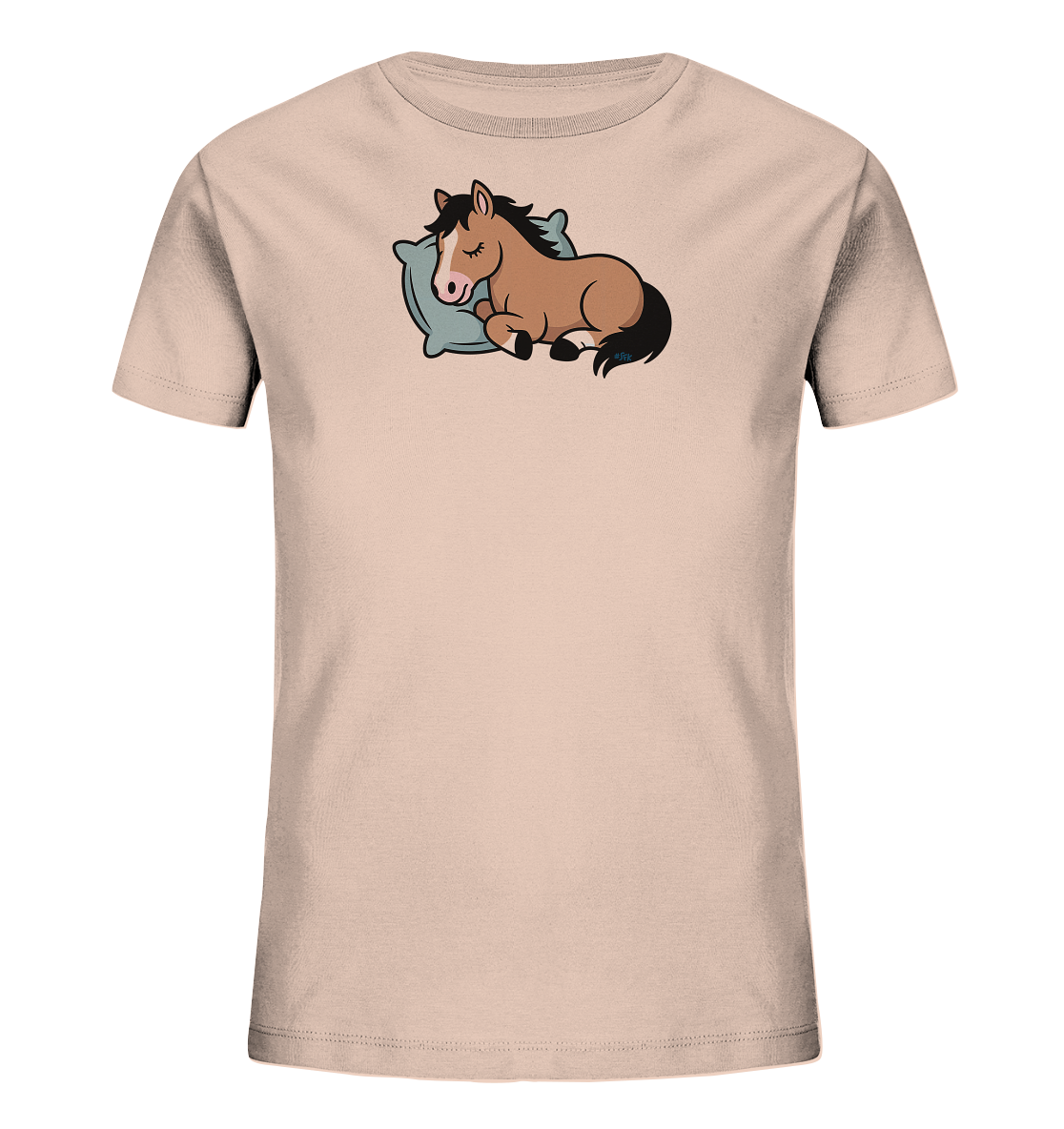 Onlineshop Shirts fuer Kinder - Das Bild zeigt ein hellbeiges Kinder-T-Shirt mit einem niedlichen Aufdruck. Ein braunes, cartoonhaftes Pferd mit schwarzer Maehne und Schweif schlaeft friedlich auf einem hellblauen Kissen. Das Design wirkt sanft und beruhigend, ideal fuer Kinder. Es ist eine unaufdringliche und liebevolle Darstellung.
