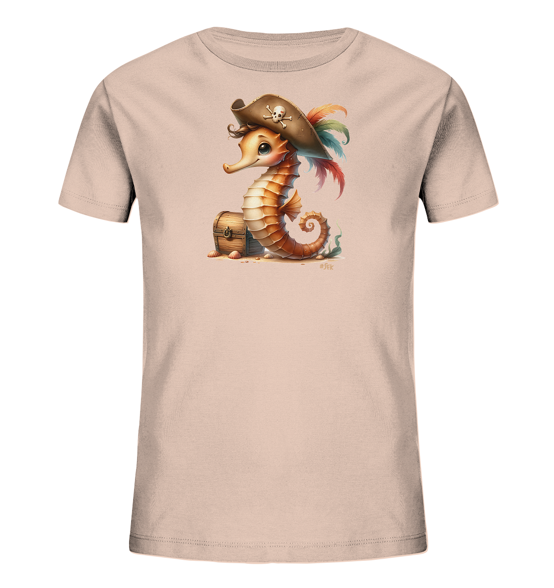 Onlineshop Shirts fuer Kinder - Das Bild zeigt ein hellrosa T-Shirt mit einer Illustration eines niedlichen Seepferdchens im Piraten-Look. Das Seepferdchen traegt einen Piratenhut mit Totenkopf, sitzt neben einer kleinen Schatztruhe und ist von Muscheln umgeben. Bunte Federn am Hut und die gesamte Darstellung verleihen dem Motiv einen froehlichen, maritimen Charakter.