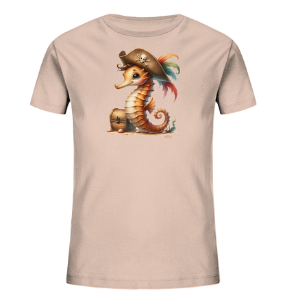 Onlineshop Shirts fuer Kinder - Das Bild zeigt ein hellrosa T-Shirt mit einer Illustration eines niedlichen Seepferdchens im Piraten-Look. Das Seepferdchen traegt einen Piratenhut mit Totenkopf, sitzt neben einer kleinen Schatztruhe und ist von Muscheln umgeben. Bunte Federn am Hut und die gesamte Darstellung verleihen dem Motiv einen froehlichen, maritimen Charakter.
