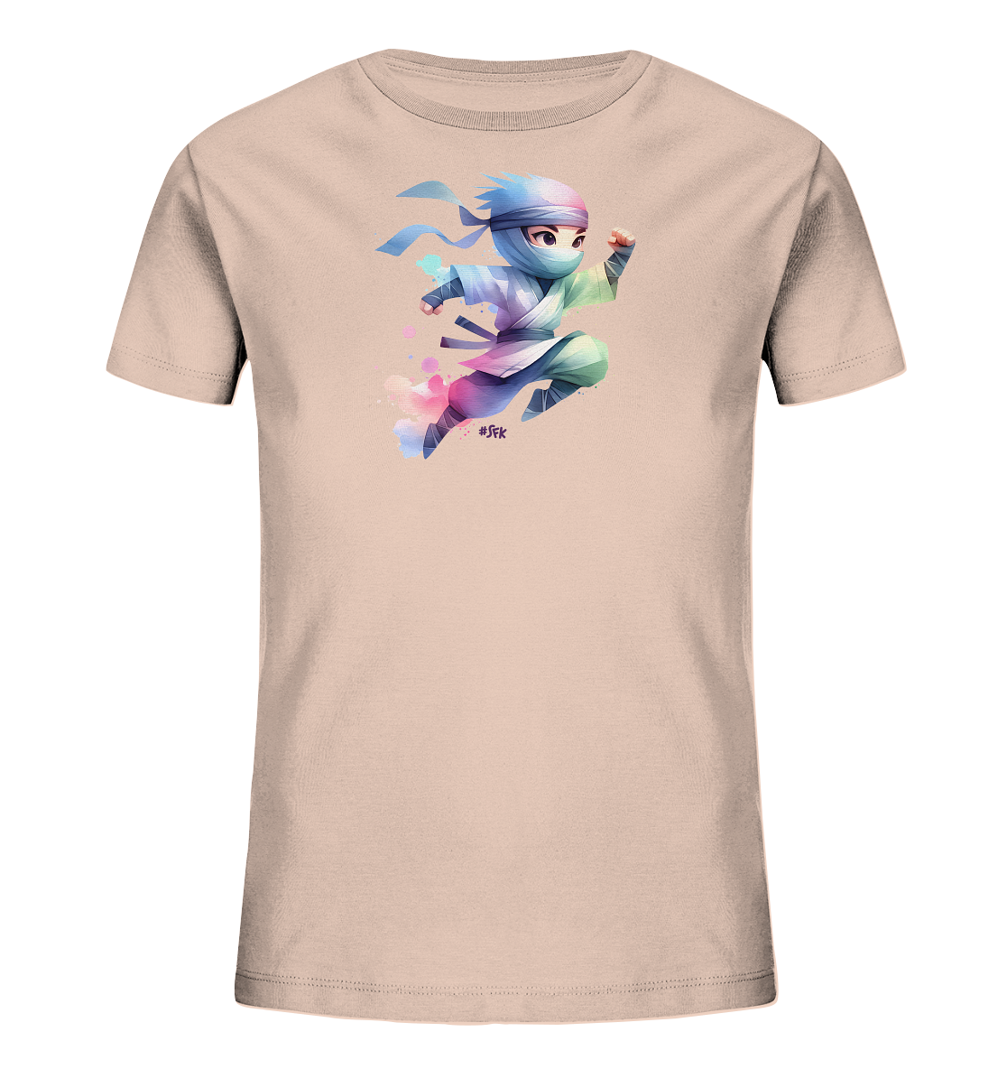 Onlineshop Shirts fuer Kinder - Das Bild zeigt ein hellrosa Kinder-T-Shirt mit einem dynamischen Druck auf der Vorderseite. Darauf ist eine stilisierte Comicfigur in Ninja-Pose abgebildet, die in bunten Farben gestaltet ist. Die Figur scheint zu springen und wird von farbigen Aquarell-Flecken umgeben. Das Design wirkt lebhaft und farbenfroh.