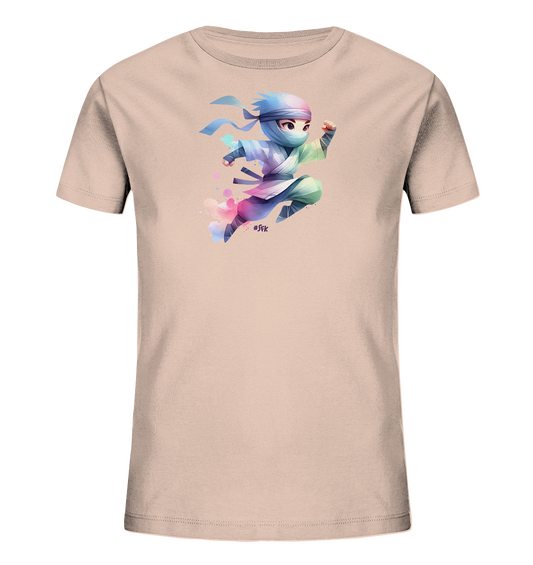 Onlineshop Shirts fuer Kinder - Das Bild zeigt ein hellrosa Kinder-T-Shirt mit einem dynamischen Druck auf der Vorderseite. Darauf ist eine stilisierte Comicfigur in Ninja-Pose abgebildet, die in bunten Farben gestaltet ist. Die Figur scheint zu springen und wird von farbigen Aquarell-Flecken umgeben. Das Design wirkt lebhaft und farbenfroh.