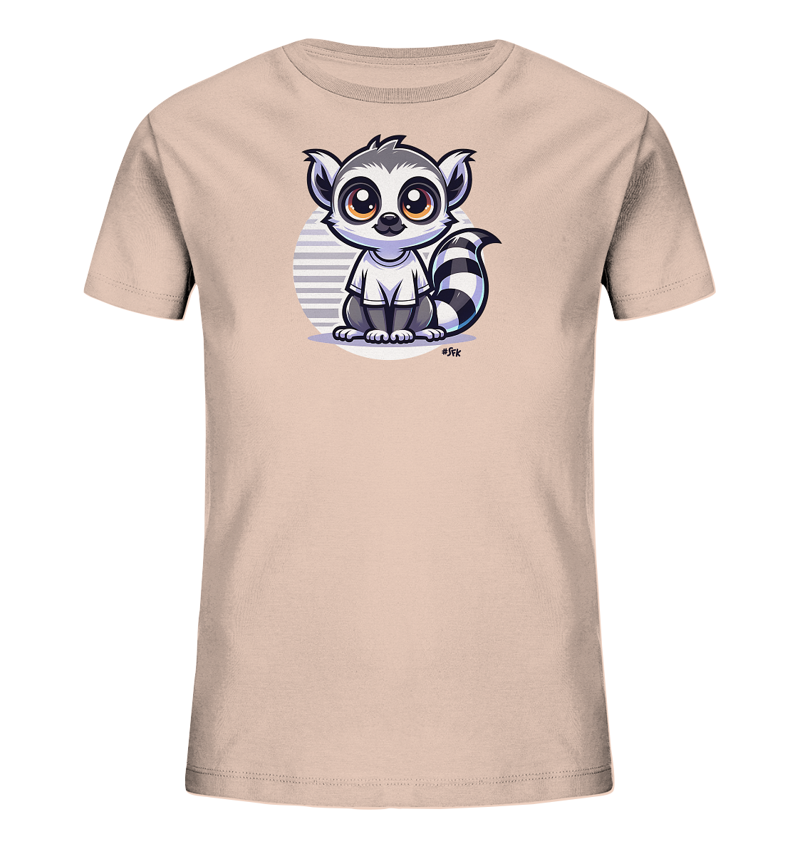 Onlineshop Shirts fuer Kinder - Das Bild zeigt ein hellrosa T-Shirt mit einem niedlichen Lemur-Motiv auf der Vorderseite. Der Cartoon-Lemur sitzt in der Mitte, traegt ein kleines weisses T-Shirt und hat grosse orange Augen. Hinter ihm befindet sich ein gestreifter, kreisfoermiger Hintergrund in Grau- und Blautoenen. Das Design ist verspielt und ansprechend.