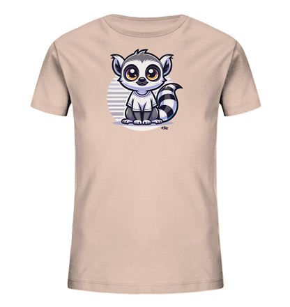 Onlineshop Shirts fuer Kinder - Das Bild zeigt ein hellrosa T-Shirt mit einem niedlichen Lemur-Motiv auf der Vorderseite. Der Cartoon-Lemur sitzt in der Mitte, traegt ein kleines weisses T-Shirt und hat grosse orange Augen. Hinter ihm befindet sich ein gestreifter, kreisfoermiger Hintergrund in Grau- und Blautoenen. Das Design ist verspielt und ansprechend.