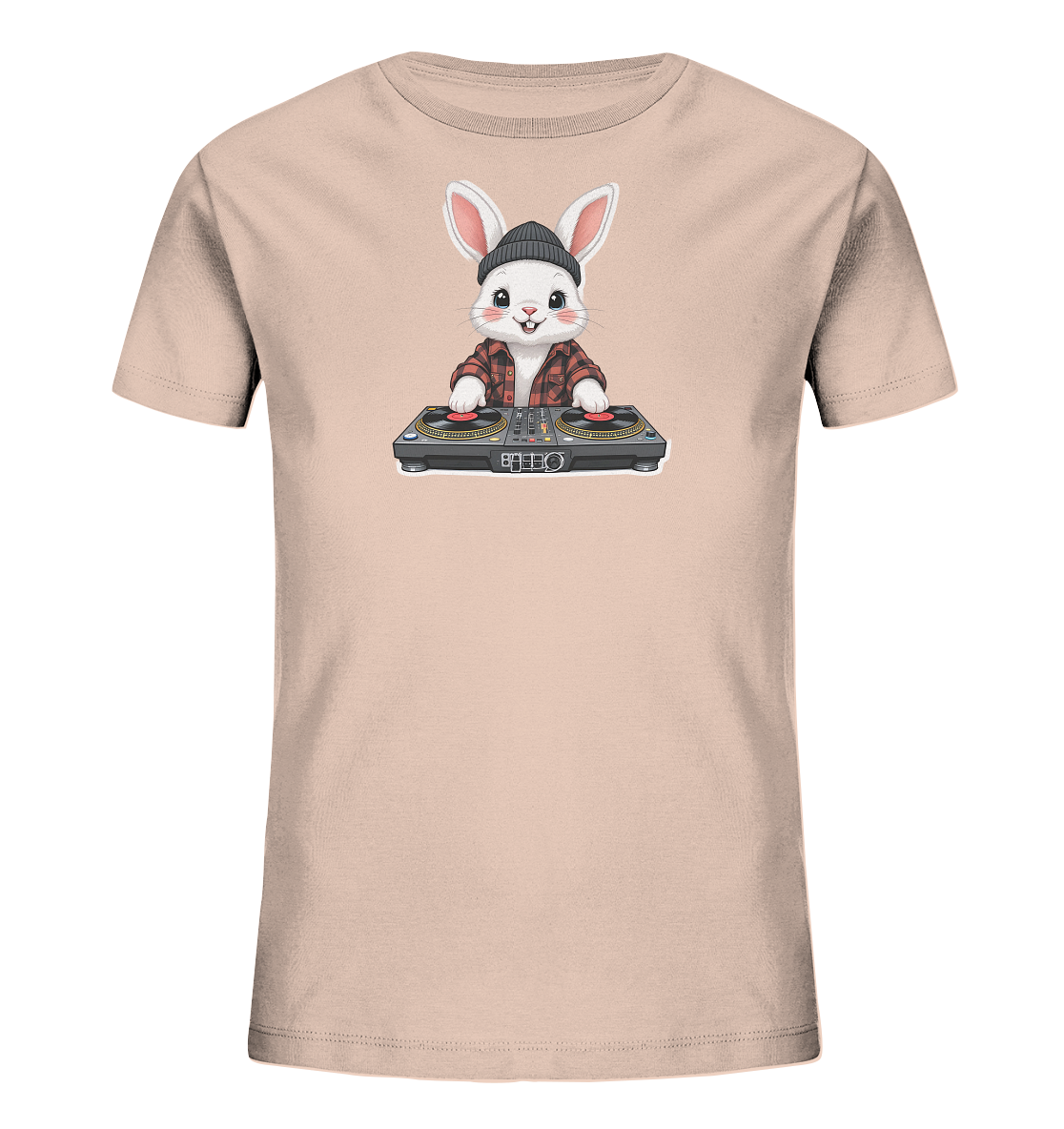 Onlineshop Shirts fuer Kinder - Das Bild zeigt ein hellbeiges Kinder-T-Shirt mit einem niedlichen Cartoon-Hasenmotiv auf der Vorderseite. Der Hase traegt eine schwarze Muetze und ein rot-kariertes Hemd und ist als DJ hinter einem Mischpult mit Plattenspielern dargestellt. Das Design verleiht dem Shirt einen verspielten und musikalischen Charakter, ideal fuer junge Traeger.