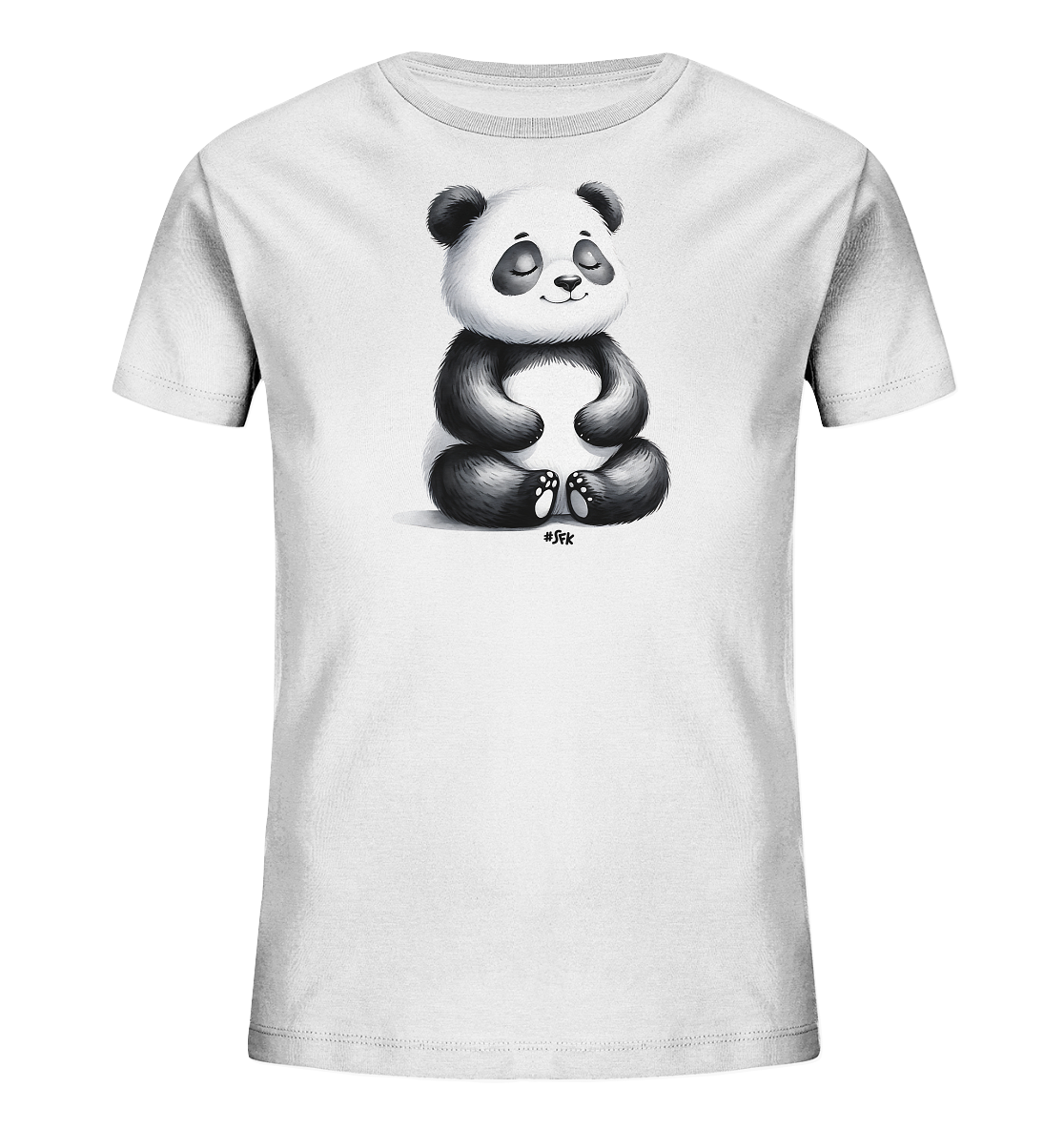 Onlineshop Shirts fuer Kinder - Das Bild zeigt ein weisses Kinder-T-Shirt mit einem detailreichen Motiv eines sitzenden Pandas. Der Pandabaer ist in Schwarz-Weiss gezeichnet, sitzt mit ueberkreuzten Beinen und hat die Augen geschlossen, was einen friedlichen Ausdruck verleiht. Die Darstellung des Tieres ist zentral auf der Vorderseite platziert. Dieses schlichte Design lenkt den Fokus auf die beruhigende Grafik des Pandas.