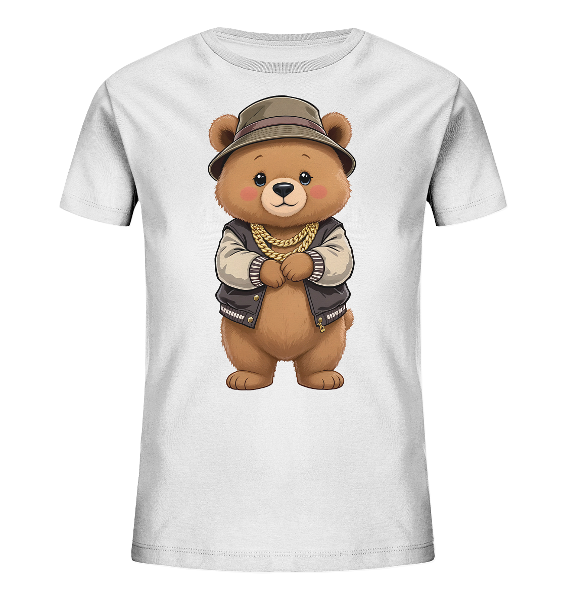 Onlineshop Shirts fuer Kinder - Das Bild zeigt ein weisses Kinder-T-Shirt mit einem niedlichen, braunen Baerenmotiv auf der Vorderseite. Der Baer traegt einen Hut, eine Baseballjacke und eine goldene Kette, was ihm einen laessigen Look verleiht. Seine Arme sind vor der Brust verschraenkt. Das Design ist verspielt und ansprechend fuer Kinder.