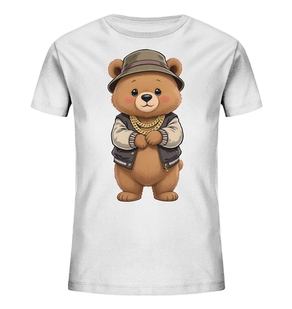 Onlineshop Shirts fuer Kinder - Das Bild zeigt ein weisses Kinder-T-Shirt mit einem niedlichen, braunen Baerenmotiv auf der Vorderseite. Der Baer traegt einen Hut, eine Baseballjacke und eine goldene Kette, was ihm einen laessigen Look verleiht. Seine Arme sind vor der Brust verschraenkt. Das Design ist verspielt und ansprechend fuer Kinder.