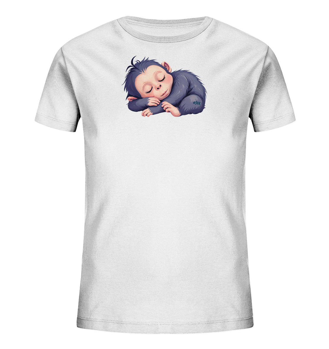 Onlineshop Shirts fuer Kinder - Das Bild zeigt ein weisses Kinder-T-Shirt, das mit einer detailreichen Illustration eines schlafenden Affenbabys verziert ist. Das kleine Äffchen ist friedlich zusammengerollt, die Augen geschlossen und die Haendchen unter dem Kopf. Sein Fell ist in einem dunklen Grau gehalten, ergaenzt durch sanfte Rosatoene an Ohren und Schnauze. Dieses Motiv verleiht dem Shirt eine ruhige und liebenswerte Note, passend fuer Kinder.
