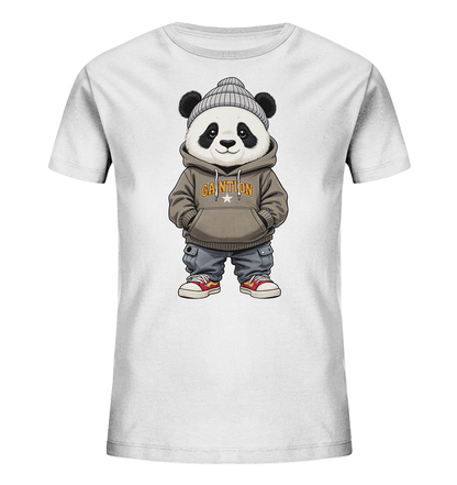 Onlineshop Shirts fuer Kinder - Das Bild zeigt ein weisses Kinder-T-Shirt mit einem niedlichen Cartoon-Panda auf der Vorderseite. Der Panda traegt eine graue Muetze, einen braunen Hoodie mit einem orange-gelben Schriftzug und Jeans. Er steht laessig mit den Haenden in den Hosentaschen und roten Sneakers. Das Design ist verspielt und detailreich gestaltet.