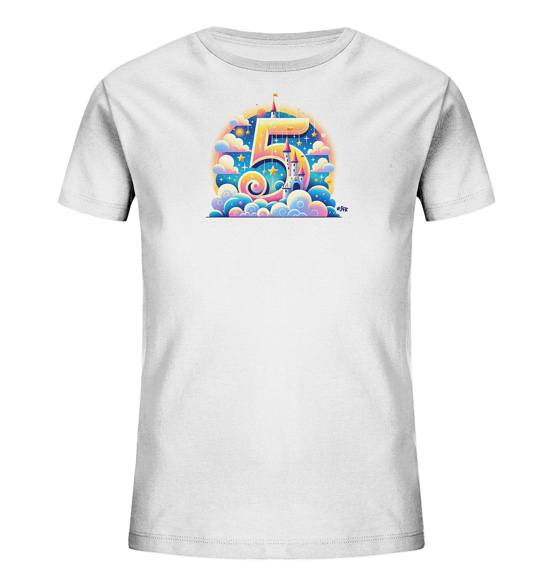 Onlineshop Shirts für Kinder - Das Bild zeigt ein weißes Kinder-T-Shirt mit einem farbenfrohen Druck auf der Vorderseite. Das zentrale Motiv ist eine große, stilvolle "5", die in Pastellfarben gehalten ist. Um die Zahl herum sind Elemente wie Wolken, Sterne, ein Schloss und geschwungene Formen dargestellt, was dem Design einen verträumten Charakter verleiht. Die Grafik ist detailliert und nutzt verschiedene helle Töne, was sie besonders auffällig macht.
