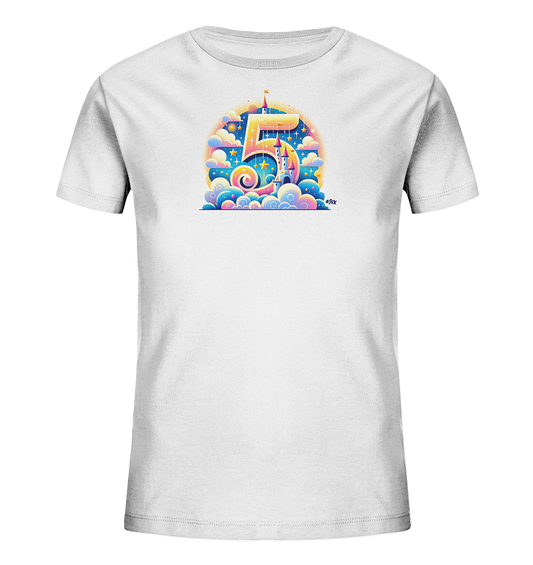 Onlineshop Shirts für Kinder - Das Bild zeigt ein weißes Kinder-T-Shirt mit einem farbenfrohen Druck auf der Vorderseite. Das zentrale Motiv ist eine große, stilvolle "5", die in Pastellfarben gehalten ist. Um die Zahl herum sind Elemente wie Wolken, Sterne, ein Schloss und geschwungene Formen dargestellt, was dem Design einen verträumten Charakter verleiht. Die Grafik ist detailliert und nutzt verschiedene helle Töne, was sie besonders auffällig macht.