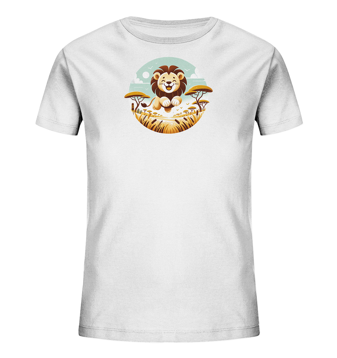 Onlineshop Shirts fuer Kinder - Das Bild zeigt ein weisses Kinder T-Shirt mit einem runden Motiv auf der Vorderseite. Dieses Motiv stellt einen froehlichen Cartoon-Loewen in einer Savannenlandschaft dar. Die Illustration zeigt hohe Graeser, typische Baeume und einen blauen Himmel mit Wolken und Voegeln. Das Design wirkt freundlich und abenteuerlich.