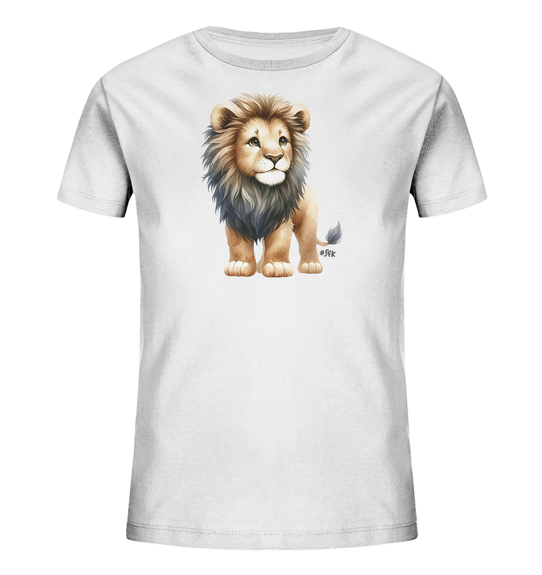 Onlineshop Shirts fuer Kinder - Das Bild zeigt ein weisses T-Shirt fuer Kinder. Auf der Vorderseite ist eine niedliche Illustration eines jungen Loewen zu sehen. Der Loewe steht aufrecht, hat eine kleine Maehne und schaut neugierig. Die Grafik ist detailreich und in natuerlichen Farben gehalten.