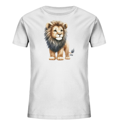 Onlineshop Shirts fuer Kinder - Das Bild zeigt ein weisses T-Shirt fuer Kinder. Auf der Vorderseite ist eine niedliche Illustration eines jungen Loewen zu sehen. Der Loewe steht aufrecht, hat eine kleine Maehne und schaut neugierig. Die Grafik ist detailreich und in natuerlichen Farben gehalten.