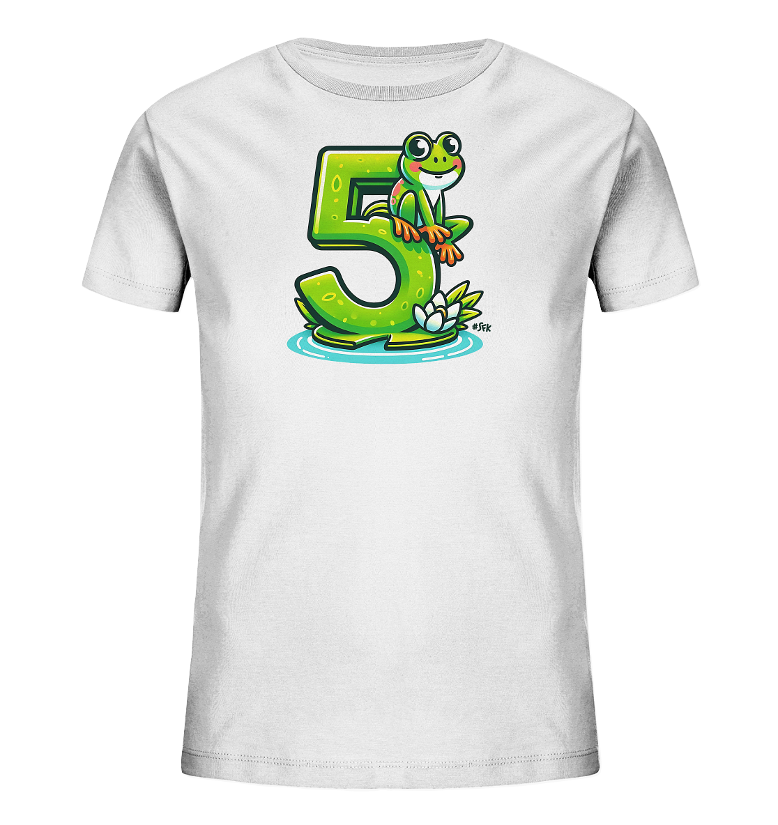 Onlineshop Shirts für Kinder - Das Bild zeigt ein weißes T-Shirt für Kinder mit einem bunten Aufdruck auf der Vorderseite. Der Aufdruck zeigt eine cartoonhafte Darstellung der grünen Zahl '5', auf der ein lächelnder Frosch sitzt. Das Motiv ist von blauer Wasserfläche mit einem Seerosenblatt und einer Blüte umgeben. Zusätzlich ist ein kleines '#SFK' Hashtag Teil des Designs.