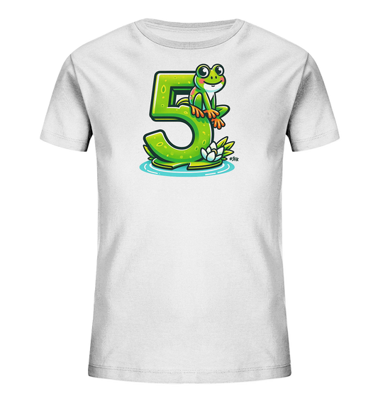 Onlineshop Shirts für Kinder - Das Bild zeigt ein weißes T-Shirt für Kinder mit einem bunten Aufdruck auf der Vorderseite. Der Aufdruck zeigt eine cartoonhafte Darstellung der grünen Zahl '5', auf der ein lächelnder Frosch sitzt. Das Motiv ist von blauer Wasserfläche mit einem Seerosenblatt und einer Blüte umgeben. Zusätzlich ist ein kleines '#SFK' Hashtag Teil des Designs.