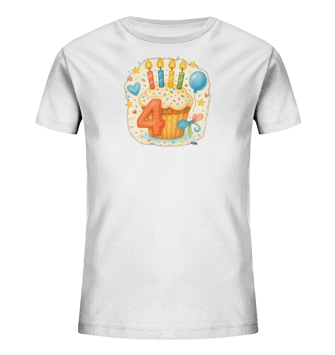 Onlineshop Shirts fuer Kinder - Das Bild zeigt ein weisses Kinder-T-Shirt mit einem bunten Geburtstagsmotiv auf der Vorderseite. Im Zentrum steht ein illustrierter Cupcake, verziert mit Streuseln, vier brennenden Kerzen und der grossen Zahl '4'. Um das Motiv herum sind kleine Sterne, Herzen und ein Ballon zu sehen. Das Design wirkt froehlich und ist ideal fuer einen besonderen Anlass.