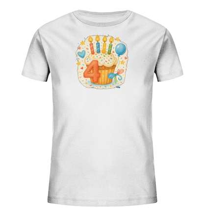 Onlineshop Shirts fuer Kinder - Das Bild zeigt ein weisses Kinder-T-Shirt mit einem bunten Geburtstagsmotiv auf der Vorderseite. Im Zentrum steht ein illustrierter Cupcake, verziert mit Streuseln, vier brennenden Kerzen und der grossen Zahl '4'. Um das Motiv herum sind kleine Sterne, Herzen und ein Ballon zu sehen. Das Design wirkt froehlich und ist ideal fuer einen besonderen Anlass.