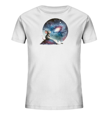Onlineshop Shirts für Kinder - Das Bild zeigt ein weißes T-Shirt für Kinder mit einem zentralen, runden Druck. Das Motiv stellt eine kleine Maus dar, die auf einem Hügel sitzt und zu einer leuchtenden Galaxie in einem sternenreichen Nachthimmel aufblickt. Die Farben des Drucks sind intensiv und detailreich und umfassen dunkle Blau-, Lila- und Rottöne für den Himmel sowie helle Bereiche für die Galaxie. Das Design vermittelt eine träumerische und ruhige Stimmung.