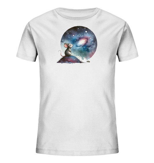 Onlineshop Shirts für Kinder - Das Bild zeigt ein weißes T-Shirt für Kinder mit einem zentralen, runden Druck. Das Motiv stellt eine kleine Maus dar, die auf einem Hügel sitzt und zu einer leuchtenden Galaxie in einem sternenreichen Nachthimmel aufblickt. Die Farben des Drucks sind intensiv und detailreich und umfassen dunkle Blau-, Lila- und Rottöne für den Himmel sowie helle Bereiche für die Galaxie. Das Design vermittelt eine träumerische und ruhige Stimmung.