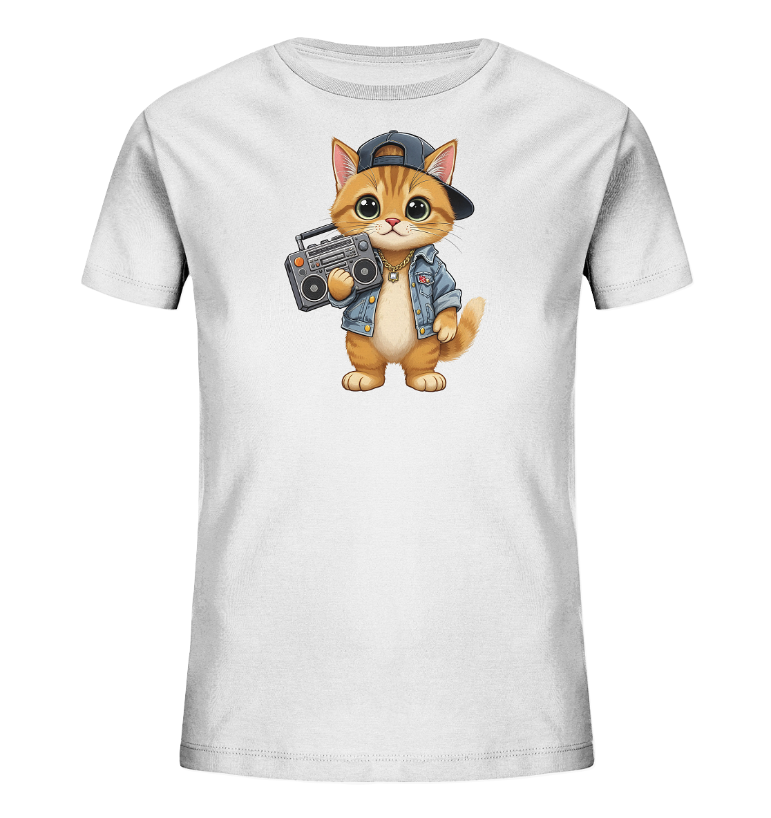 Onlineshop Shirts fuer Kinder - Das Bild zeigt ein weisses Kinder-T-Shirt mit einer niedlichen, orangefarbenen Comic-Katze auf der Vorderseite. Die Katze traegt eine blaue Jeansjacke, eine schwarze Muetze und eine Goldkette. Sie haelt einen grauen Ghettoblaster in ihren Pfoten. Das Motiv verleiht dem Shirt einen verspielten und laessigen Stil.