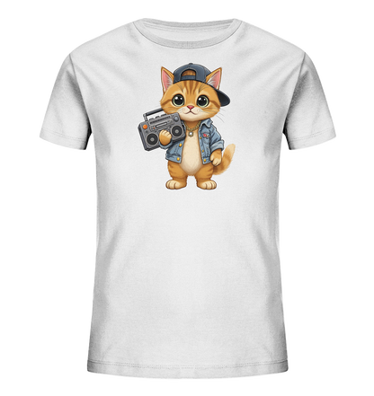 Onlineshop Shirts fuer Kinder - Das Bild zeigt ein weisses Kinder-T-Shirt mit einer niedlichen, orangefarbenen Comic-Katze auf der Vorderseite. Die Katze traegt eine blaue Jeansjacke, eine schwarze Muetze und eine Goldkette. Sie haelt einen grauen Ghettoblaster in ihren Pfoten. Das Motiv verleiht dem Shirt einen verspielten und laessigen Stil.