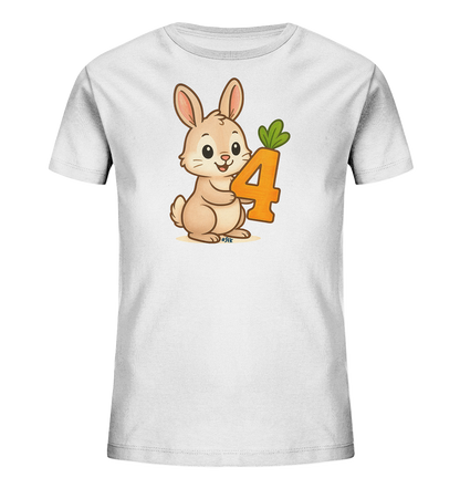 Onlineshop Shirts fuer Kinder - Das Bild zeigt ein weisses Kinder-T-Shirt mit einem niedlichen Comic-Motiv. Ein freundlicher, brauner Hase haelt die orangefarbene Zahl '4', die oben gruene Blaetter wie eine Moehre hat. Der Hase sitzt aufrecht und laechelt, umgeben von einem leichten Schatten. Das Design ist verspielt und farbenfroh, ideal fuer ein Kind.
