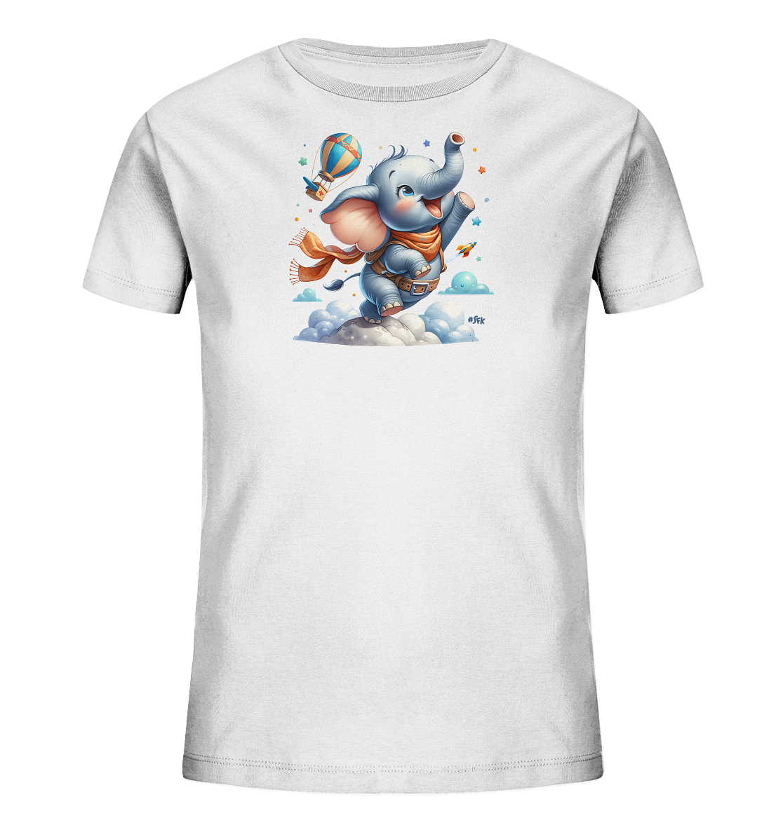 Onlineshop Shirts fuer Kinder - Das Bild zeigt ein weisses Kinder-T-Shirt mit einer farbenfrohen Illustration auf der Vorderseite. Zu sehen ist ein niedlicher Cartoon-Elefant, der freudig auf Wolken unterwegs ist. Er traegt einen Schal und ein kleines Gepaeckstueck, begleitet von einem Heissluftballon, Sternen und Planeten am Himmel. Das Design ist detailreich und fantasievoll, perfekt fuer abenteuerlustige Kinder.