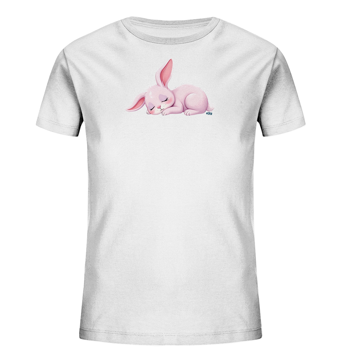Onlineshop Shirts fuer Kinder - Das Bild zeigt ein weisses Kurzarm-T-Shirt fuer Kinder. Auf der Vorderseite ist eine detaillierte Illustration eines hellrosa schlafenden Hasen abgebildet. Der Hase liegt entspannt mit geschlossenen Augen da, was einen friedlichen Eindruck vermittelt. Das Motiv ist zentral auf dem Shirt platziert.